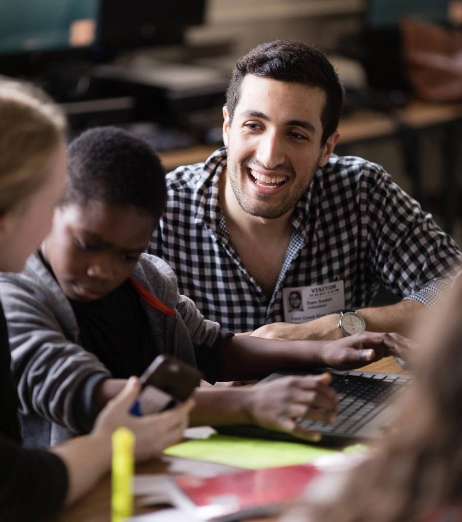 Bonner Leader Sam Sadeh works with students at a Title 1 school teaching computer skills