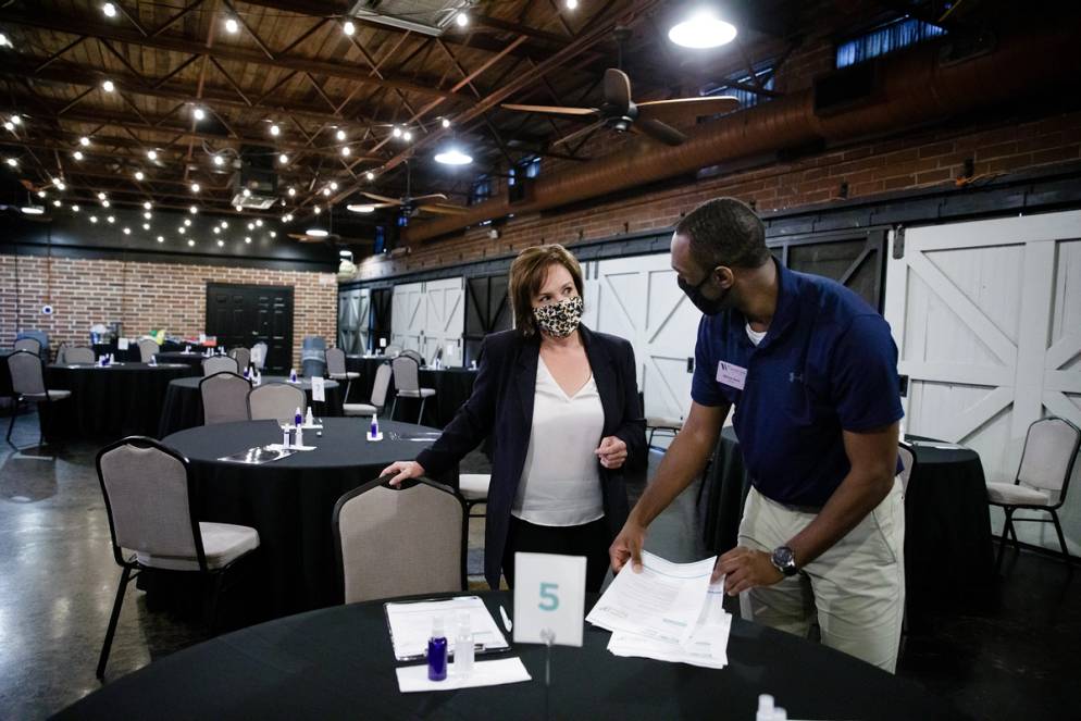 Marcus Davis ’21 ’22MBA helping Chamber of Commerce president set up an event for Leadership Winter Park.