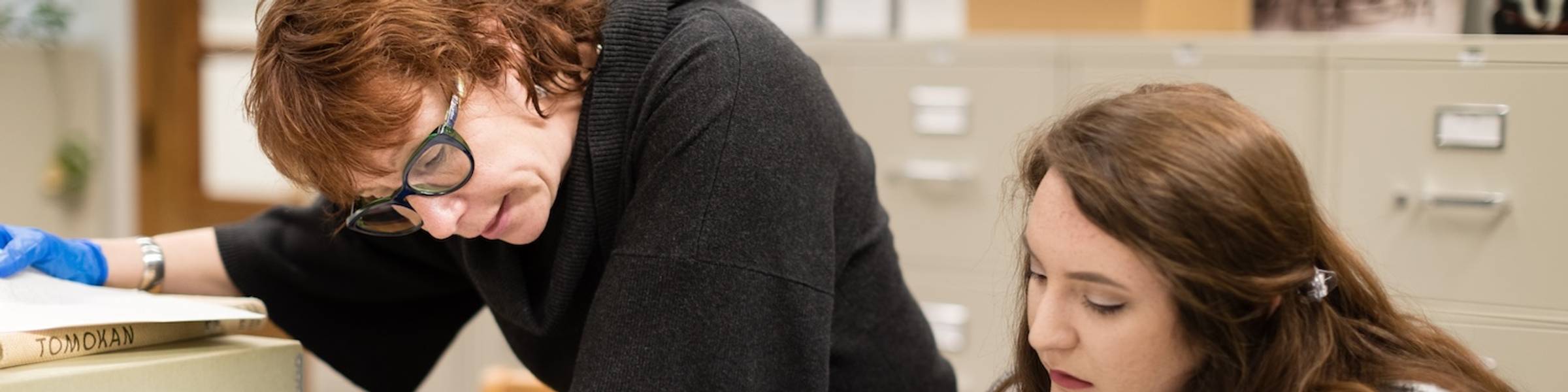 Claire Strom with a history student in Olin Library.