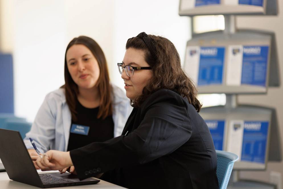 A staff member in the Center for Career & Life Planning helps a student with her resume.