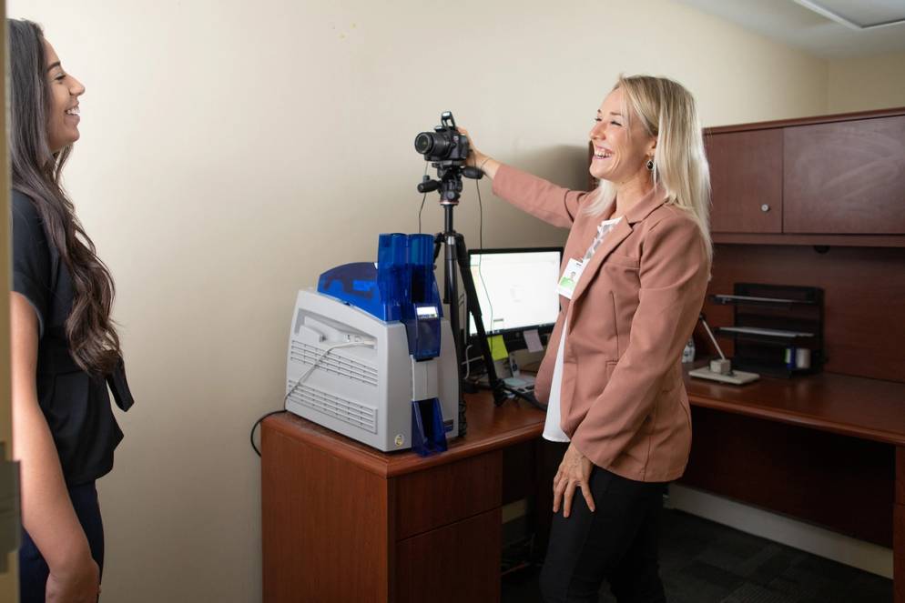 Nina Steigerwald ’20 photographs AdventHealth employees.