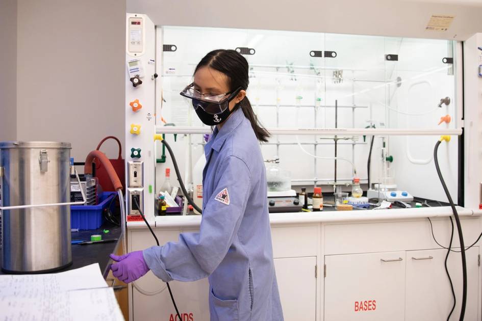 Rollins students works in a chemistry lab.