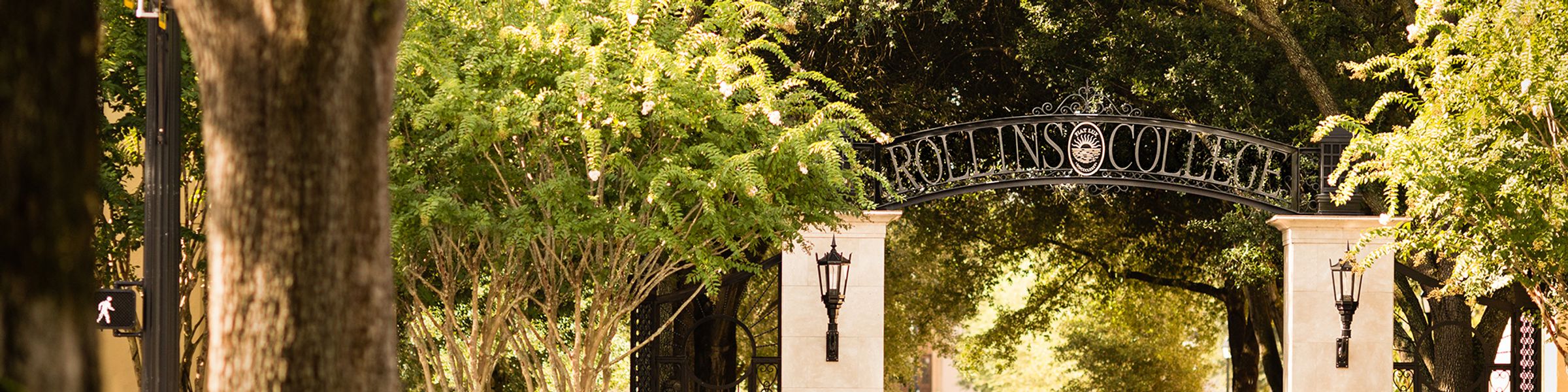 The Rollins College main entrance.