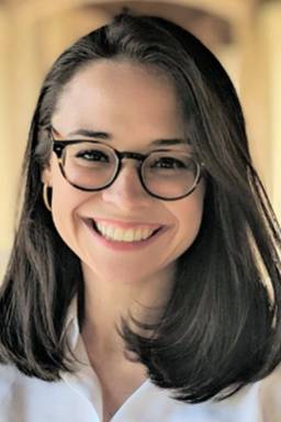 A portrait of Rollins graduate Stephanie Gonzalez, class of 2018.