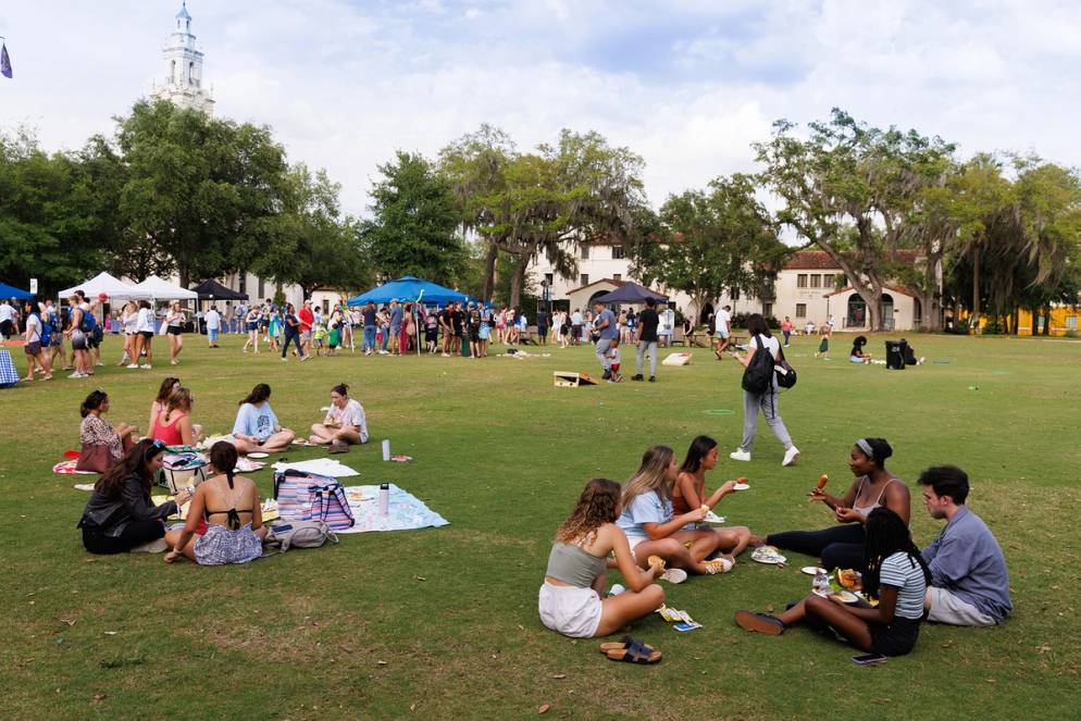 Rollins community enjoying an outdoor picnic on Mills Lawn for Fox Day.