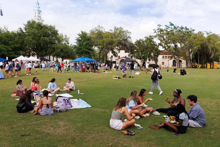 Rollins community enjoying an outdoor picnic on Mills Lawn for Fox Day.