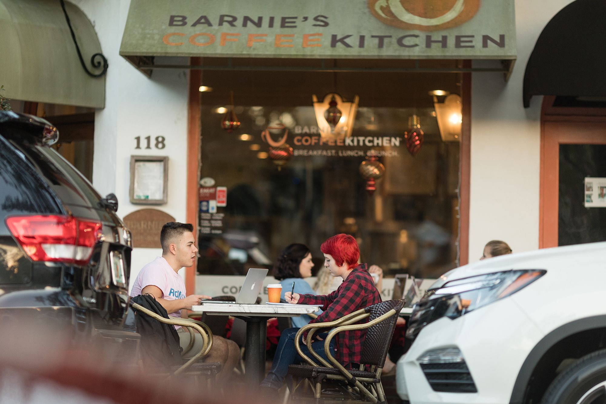Rollins students work outside Barnie’s CoffeeKitchen on Park Avenue.