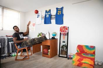 Jakobi Bonner ’20 ’21MBA throwing a basketball.