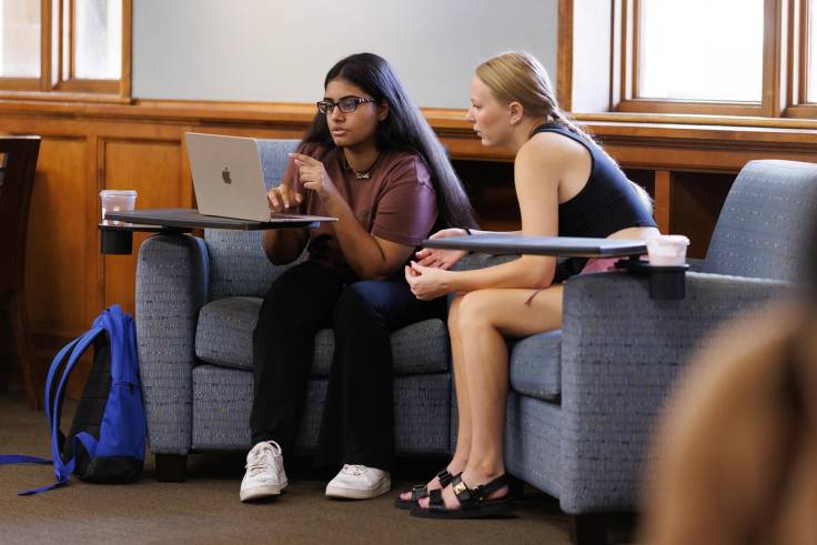 First-year student meeting with a peer mentor
