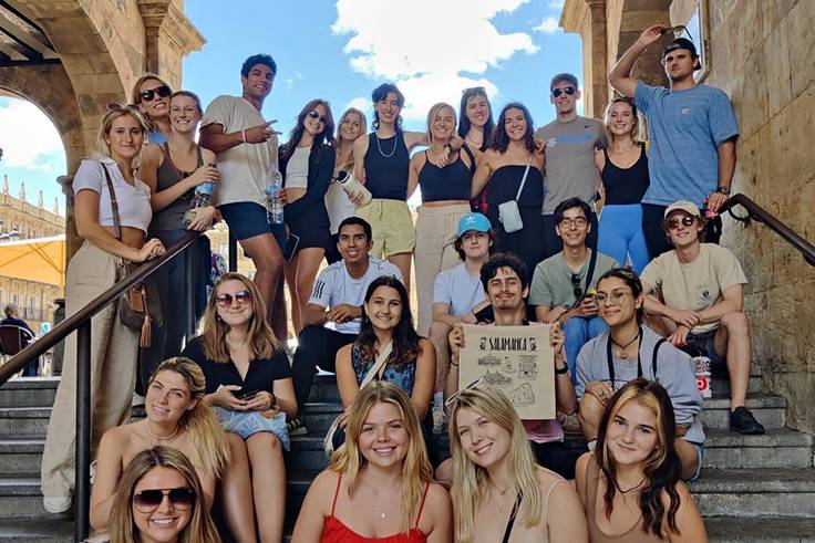 The 2022 cohort of Verano Espanol students pose in Madrid.
