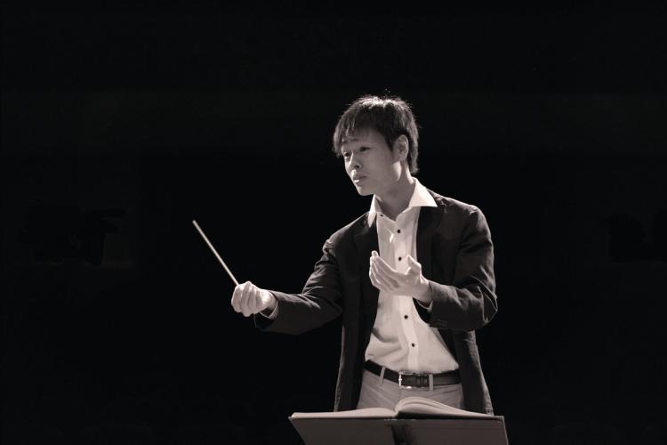 Ryo Hasegawa ’19 conducting an orchestra.