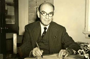 Hamilton Holt at work at his desk.
