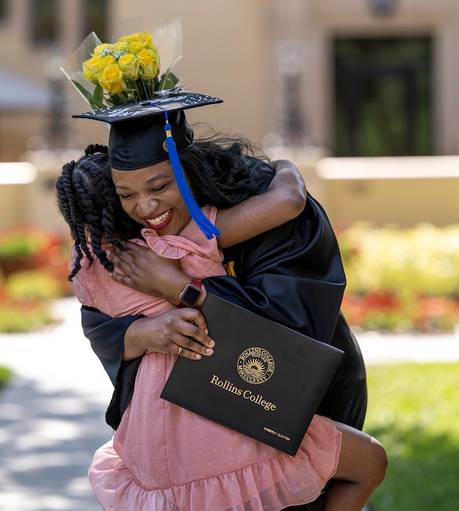 A Rollins grad hugging her daughter at commencement.