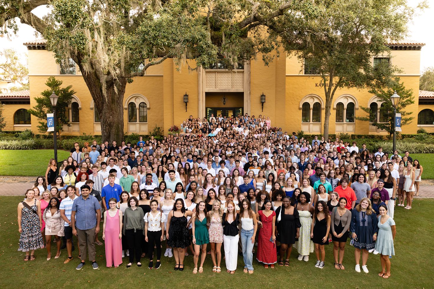 Class of 2027 group photo on Mills Lawn.