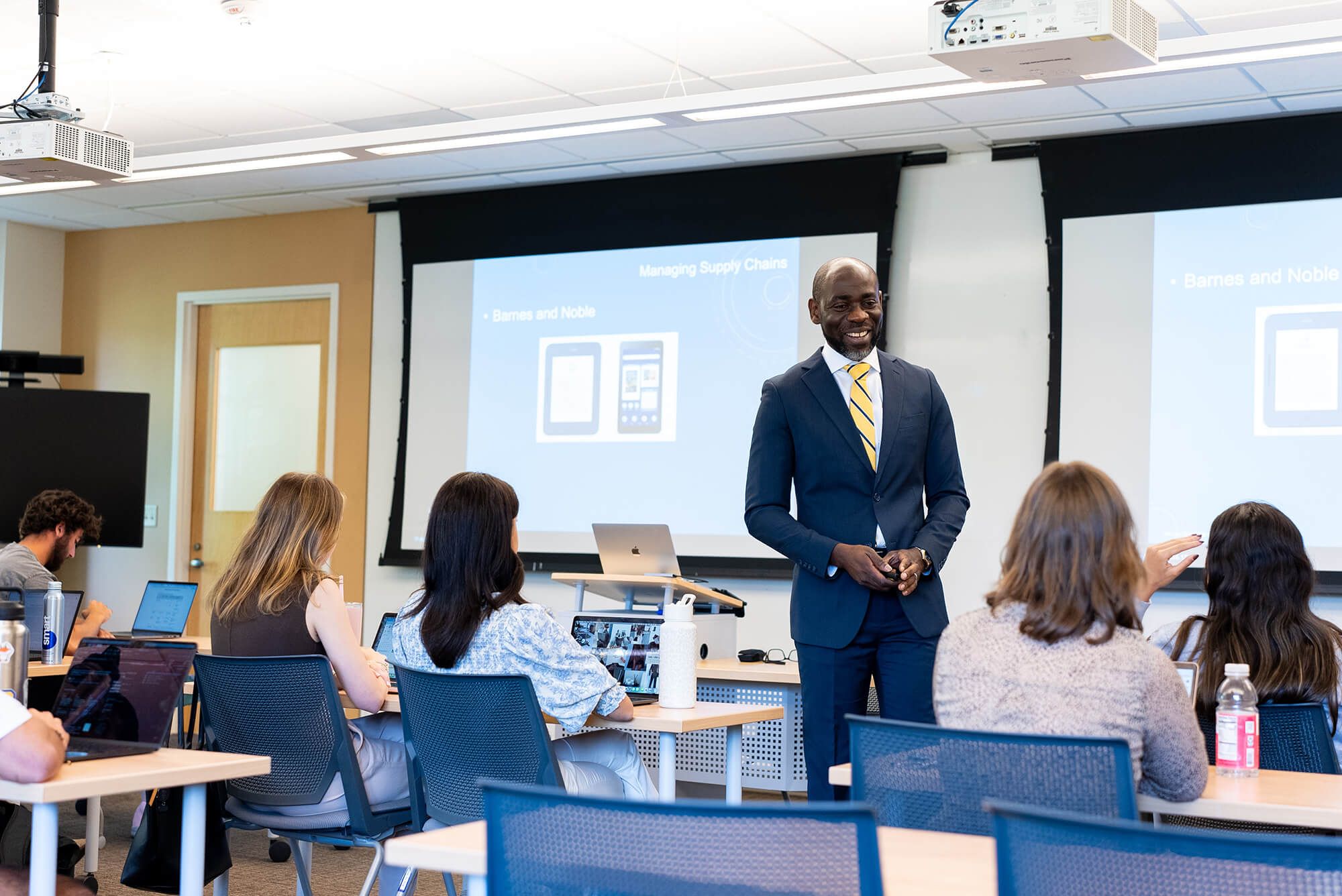 A professor addresses an organizational behavior class.