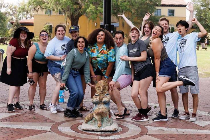 Students pose with the Rollins Fox on Tars Plaza