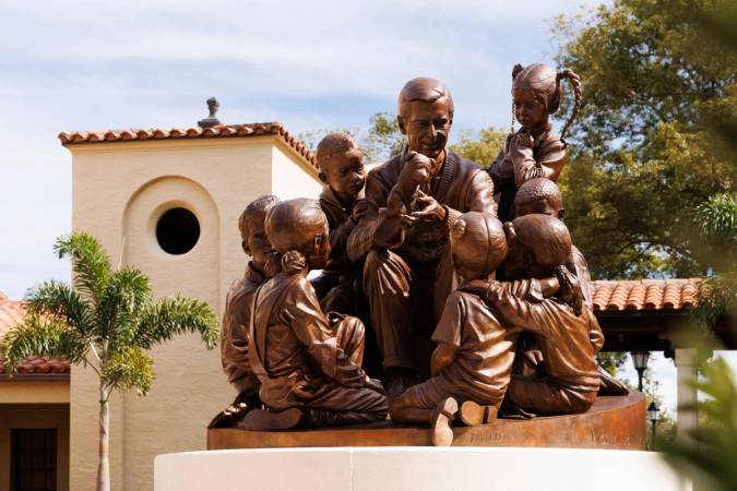 bronze sculpture of Fred Rogers at Rollins College