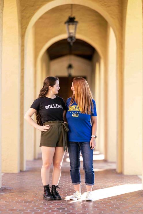 A Rollins student and their mom pose together on campus. 