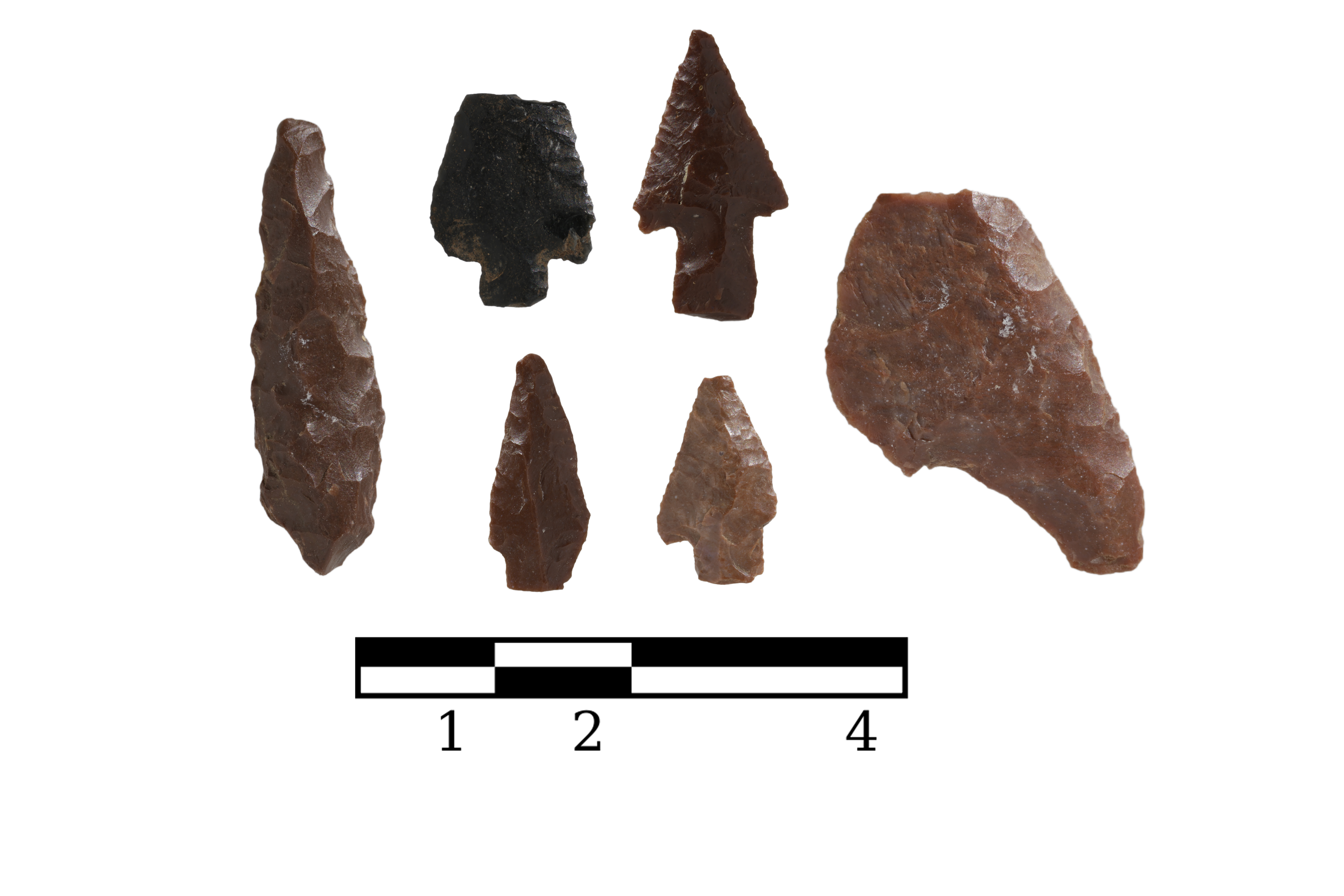 Figure 3 – Selection of points of chert, radiolarite and obsidian found at the site. (Photo: Frederik Vingaard © Project Pangali).