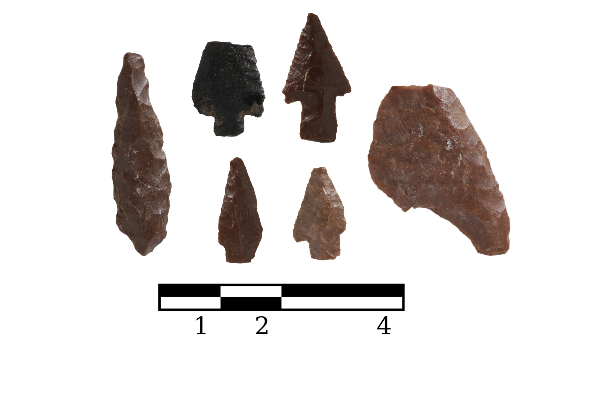 Figure 3 – Selection of points of chert, radiolarite and obsidian found at the site. (Photo: Frederik Vingaard © Project Pangali).