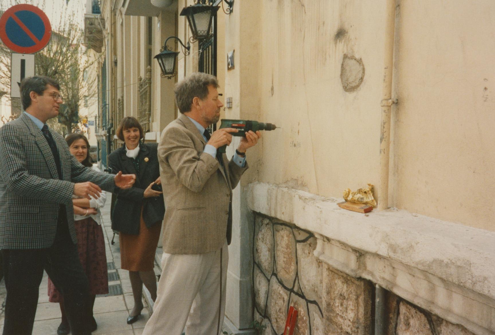 Ο πρώτος διευθυντής του Ινστιτούτου, Søren Dietz, με τον Øyvind Andersen, διευθυντή του τότε καινούριου ινστιτούτου στην Αθήνα, τοποθετεί αναμνηστική πλακέτα στην πρόσοψη του κτιρίου. Φωτογραφία: Bodil Bundgaard Rasmussen