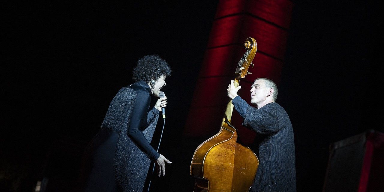 Billede fra Nana Rahids optræden på Athens Jazz, støttet af DIA. Foto: Vangelis Patsalos