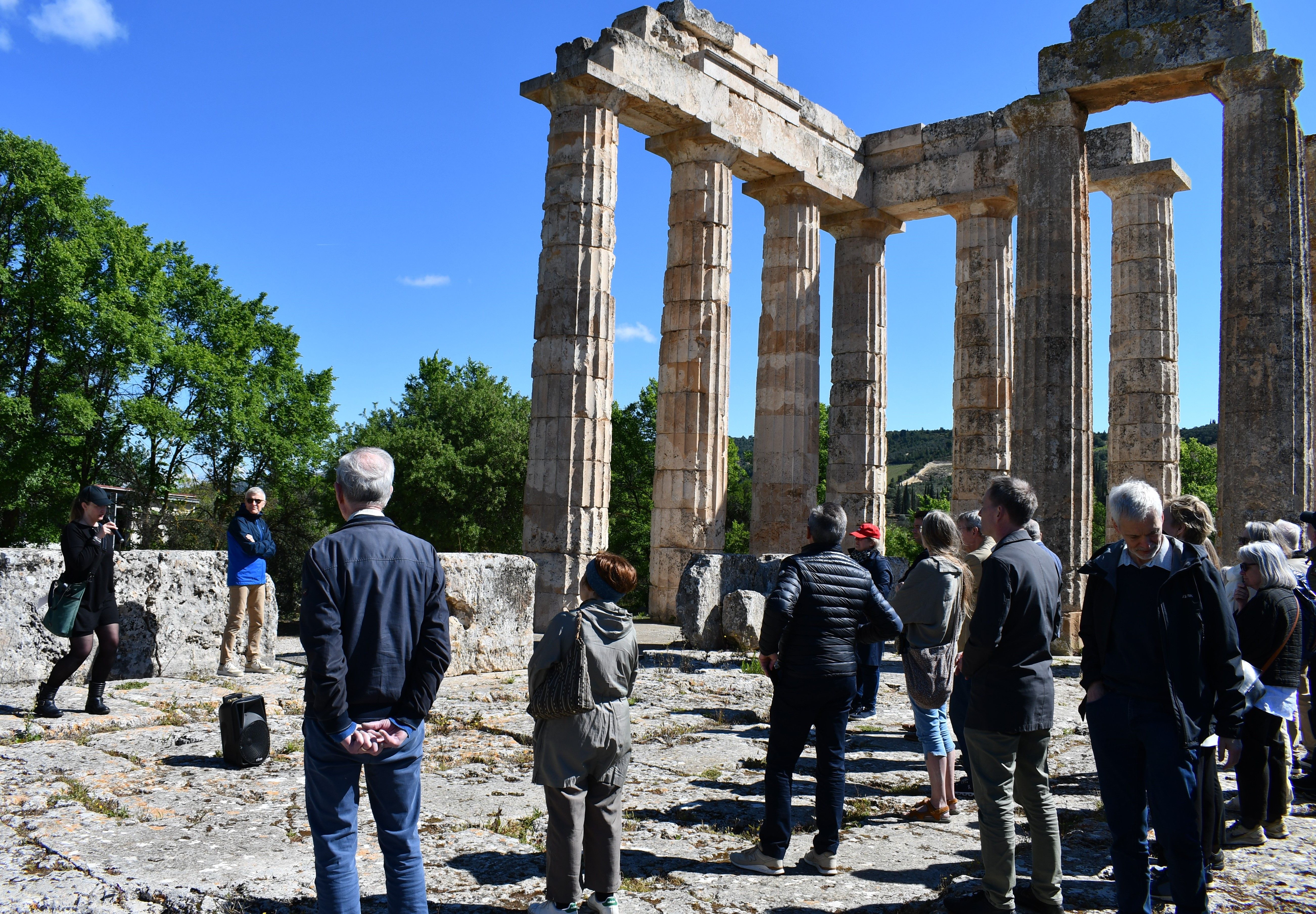 Instituttets direktør Sanne Hoffmann viser rundt