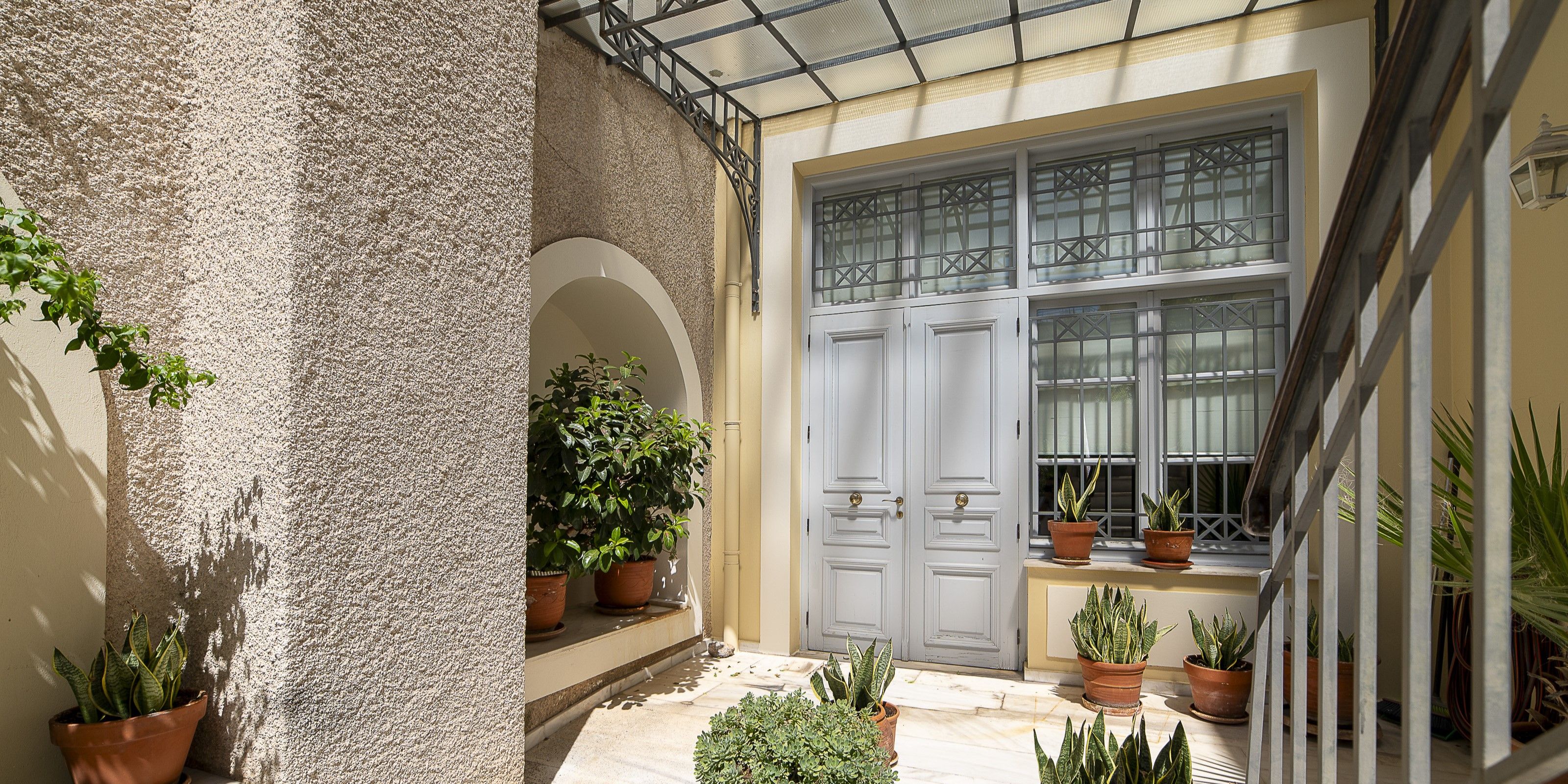 Είσοδος του αμφιθεάτρου. Εγκαινιάστηκε το 2000