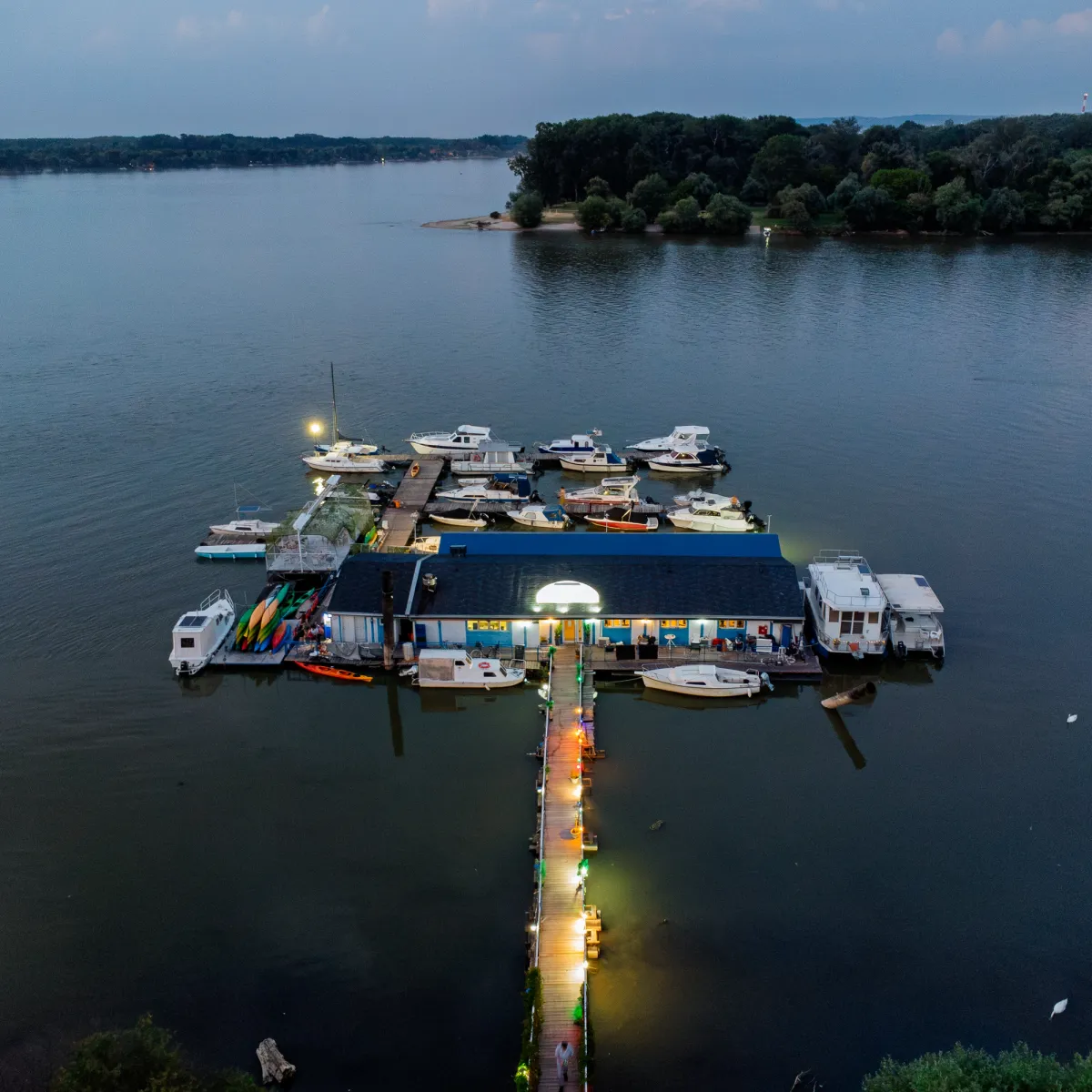 New Marinero, Zemun, Zemunski kej, Restoran Zemun