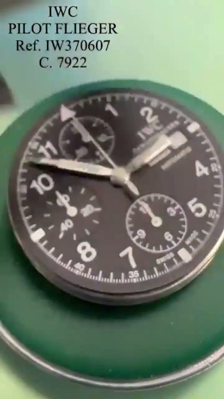IWC 파일럿 크로노그래프의 검정 다이얼과 바늘