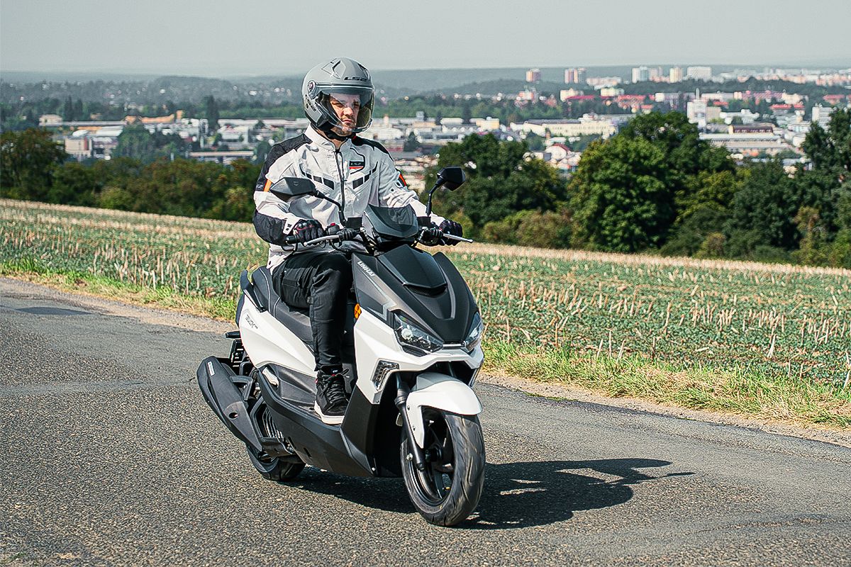 ADV Buck 125 v jízdě