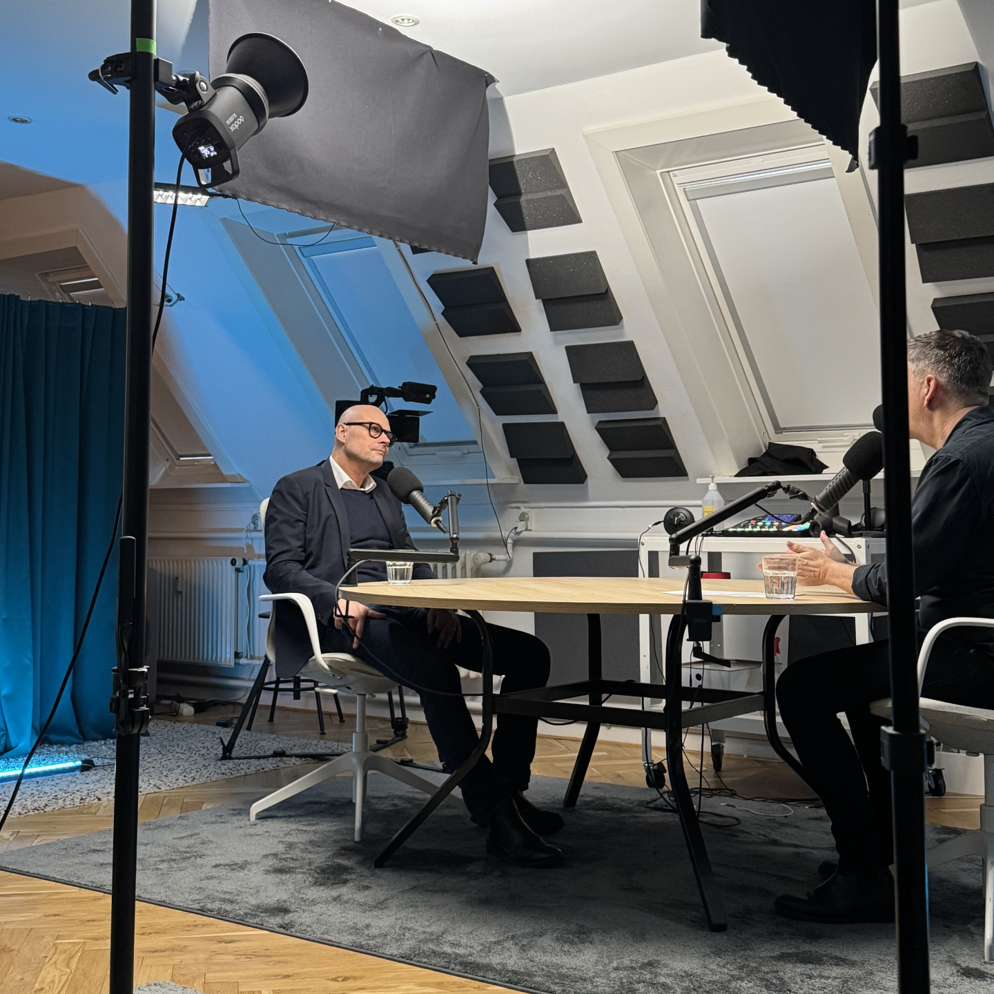 Bo Sannung fra Agillic og Villy Gravengaard ved bordet i NexusOnes podcaststudie under optagelsen af afsnit 1