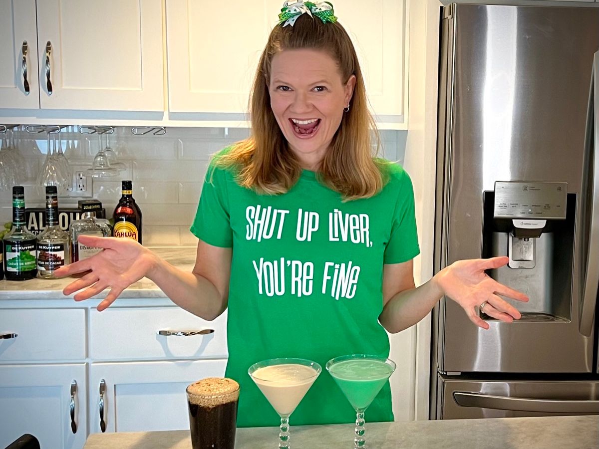A green grasshopper martini in a martini glass