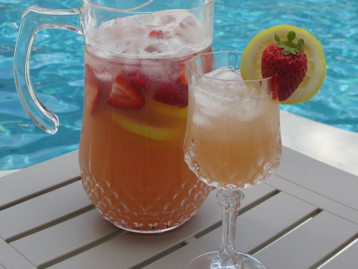Lemon Strawberry Moscato Punch