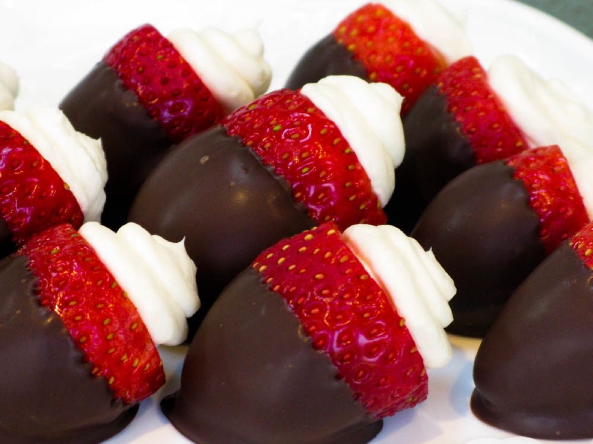 Chocolate Covered Cheesecake Stuffed Strawberries