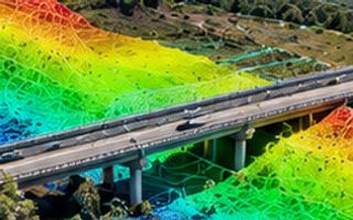 Autopista con mapa de elevación superpuesto
