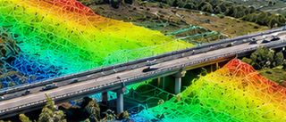 Autopista con mapa de elevación superpuesto