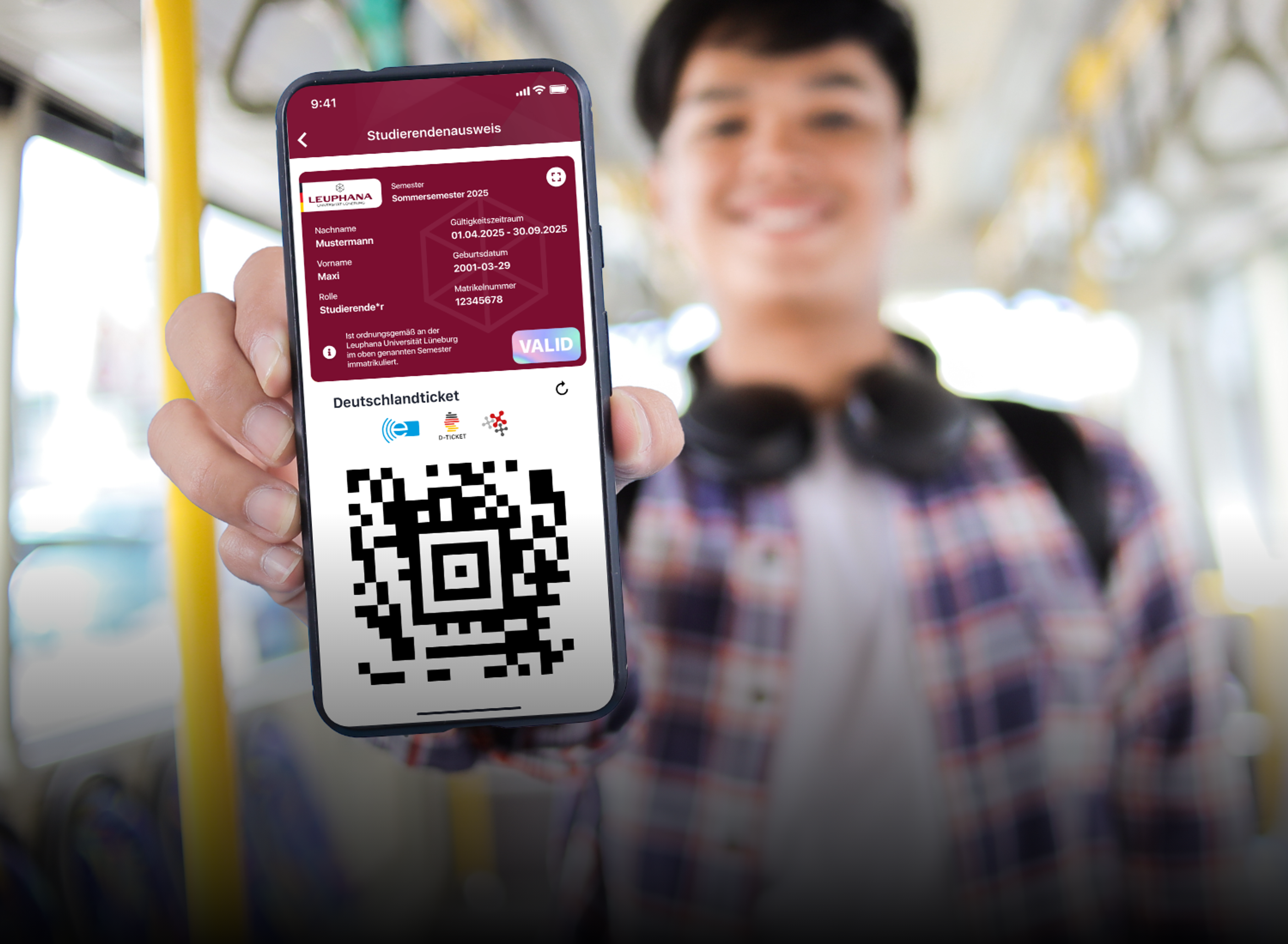 Deutschlandticket Studentin Smartphone 