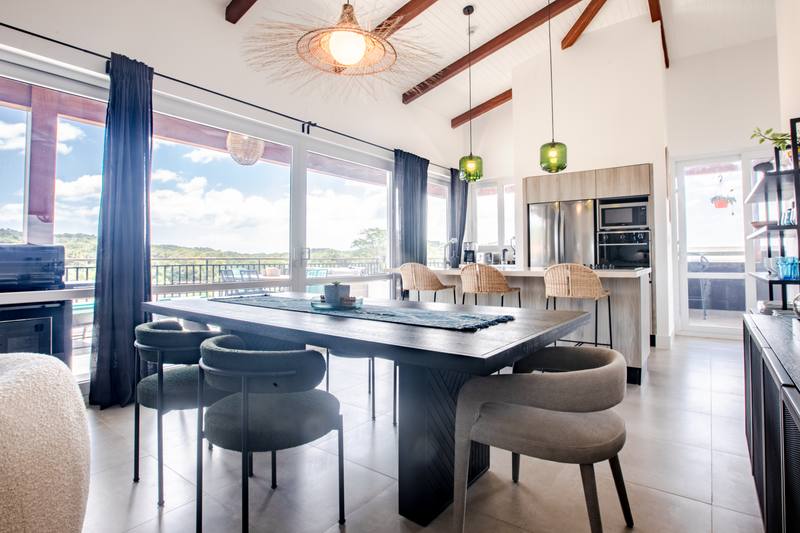 Kitchen island with seating for five, open to the terrace