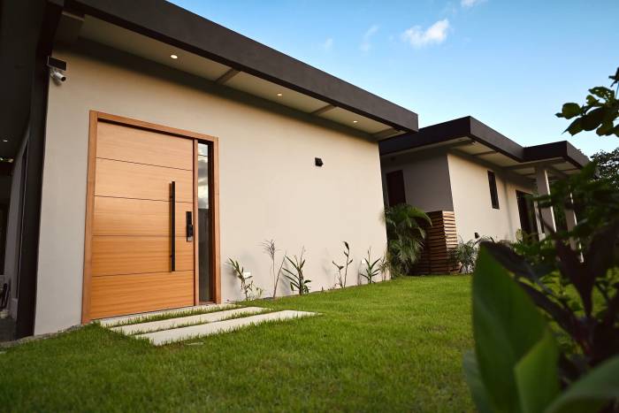 Fachada y jardín de Casa Valley en Marvalley