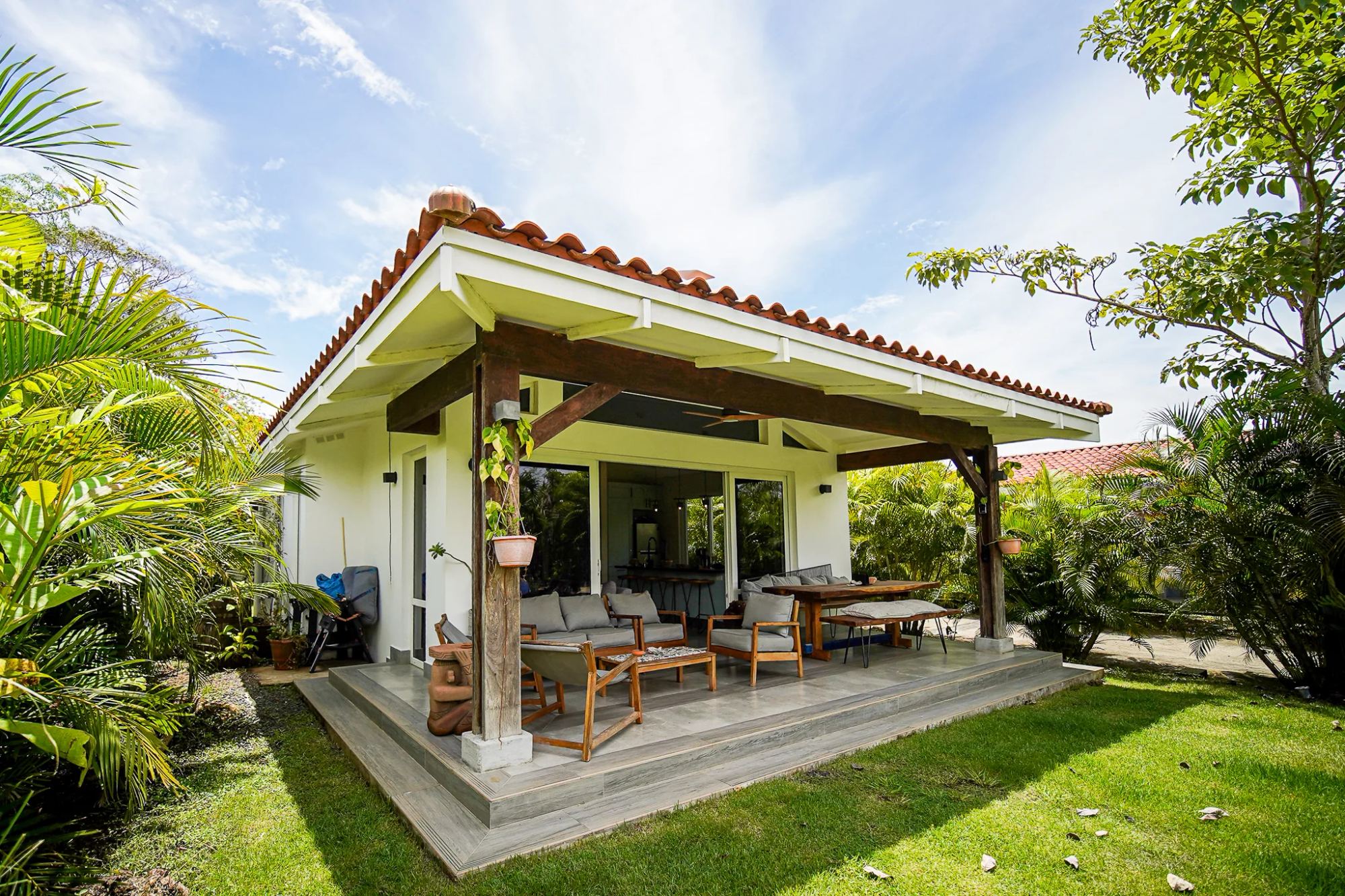 Casa y terraza abierta al jardín en Blue Venao