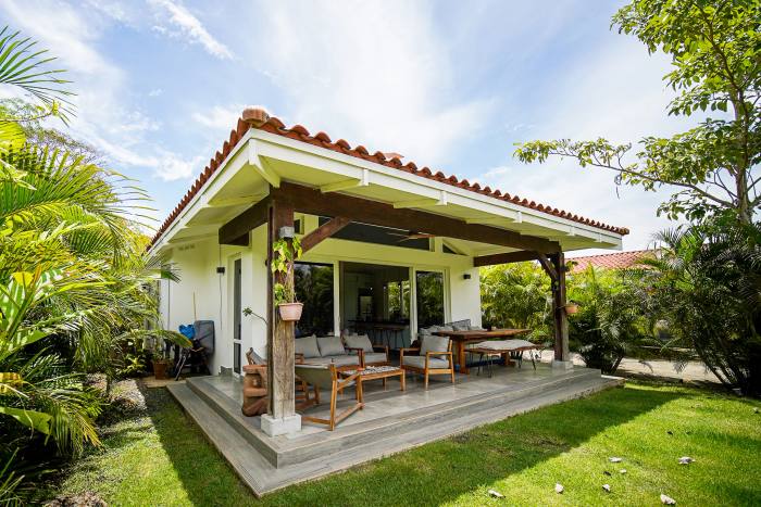 Casa y terraza abierta al jardín en Blue Venao