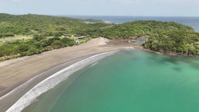 Vista aérea de la costa junto al desarrollo Villa Marina