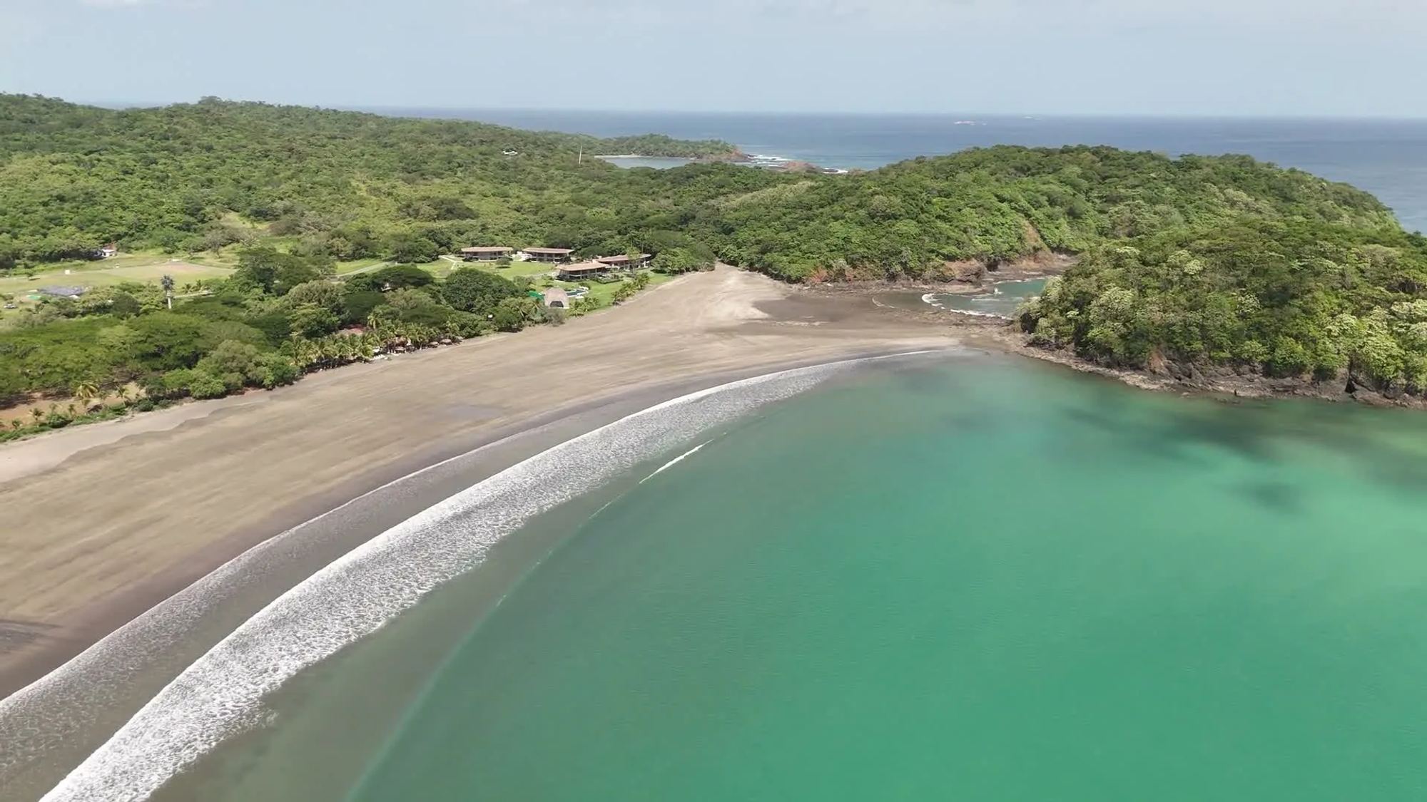 Vista aérea de la costa junto al desarrollo Villa Marina