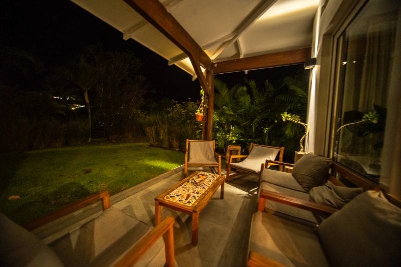 Terraza de Blue Casa Garden por la noche