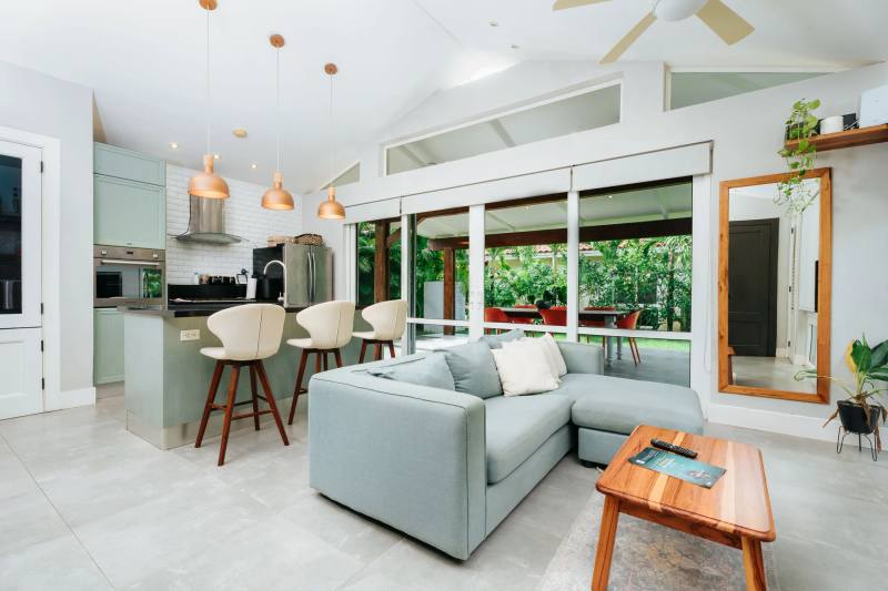 Sala abierta con vistas al jardín de Blue Casa Ocean