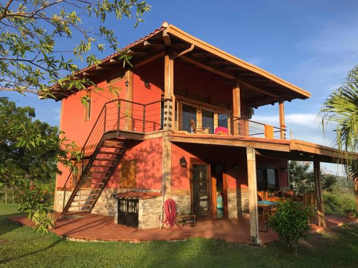 Casa de dos niveles en la montaña de Cañas