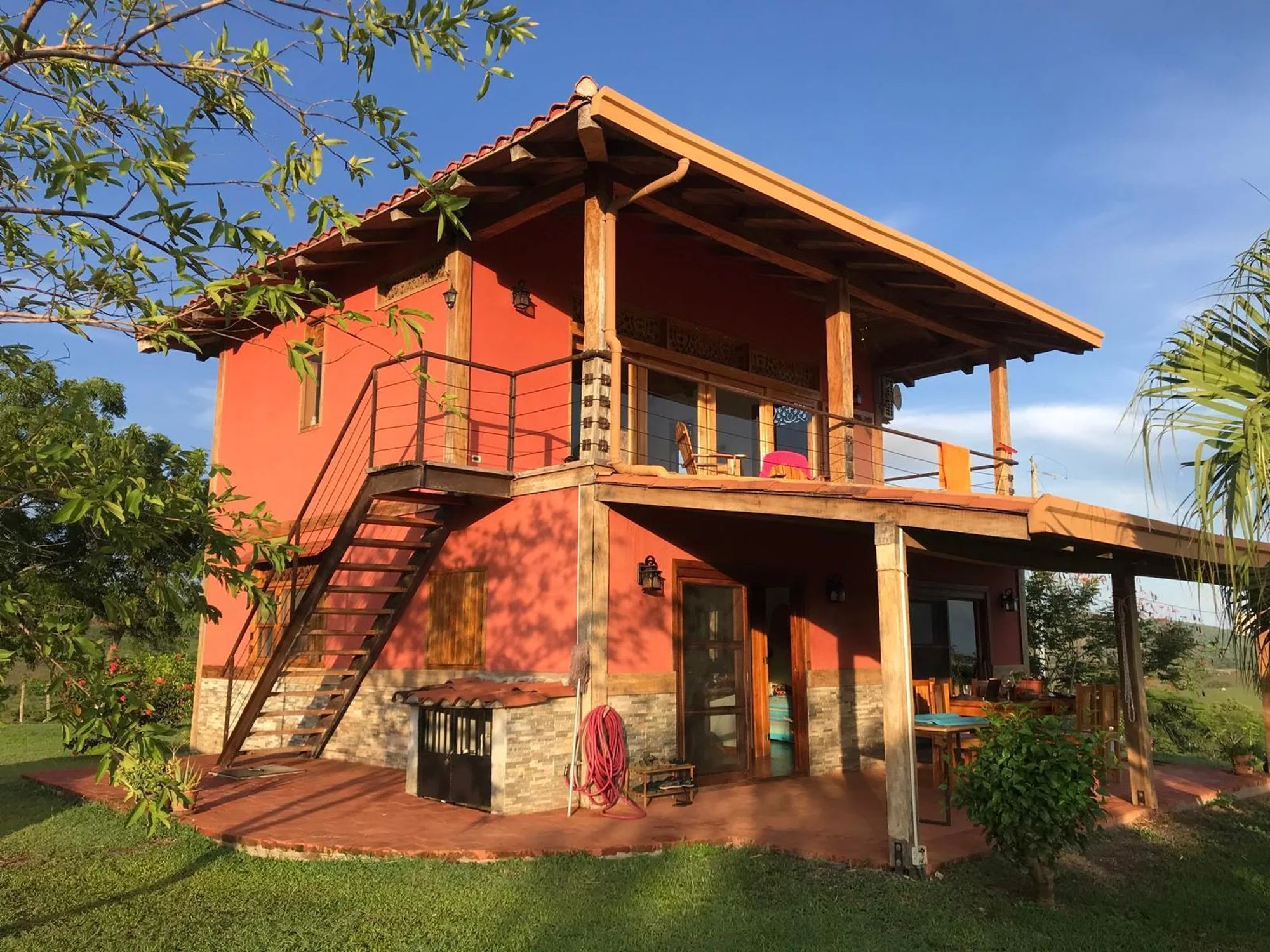 Casa de dos niveles en la montaña de Cañas