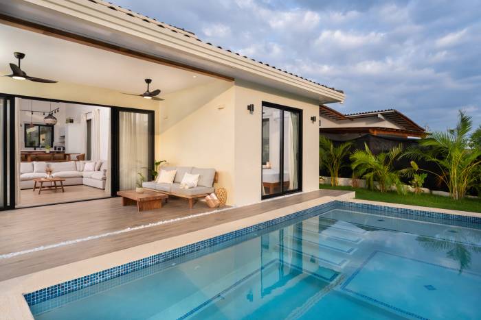 Terraza y piscina privada de Villa Brisa