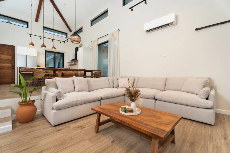 Sala de Villa Brisa junto al comedor y cocina